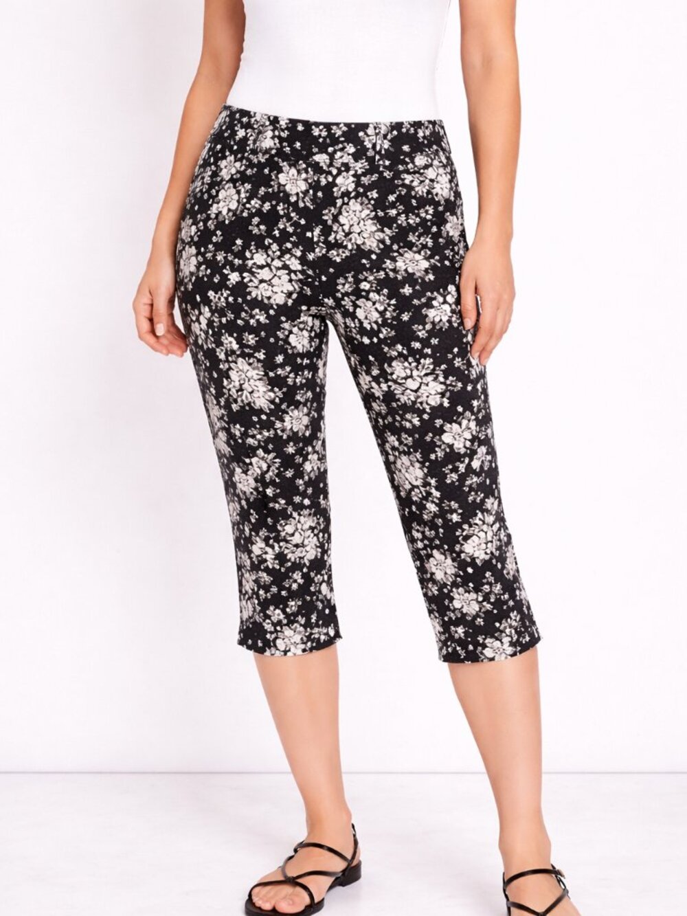 NWT size 8 capris. Black & white floral pants "Stretch Capri". Summer pants